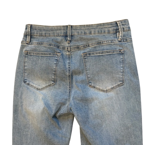 Charlie B High Rise Floral Embroidered Cuffed Light Wash Cropped Jeans, Sz 8 - Picture 8 of 12